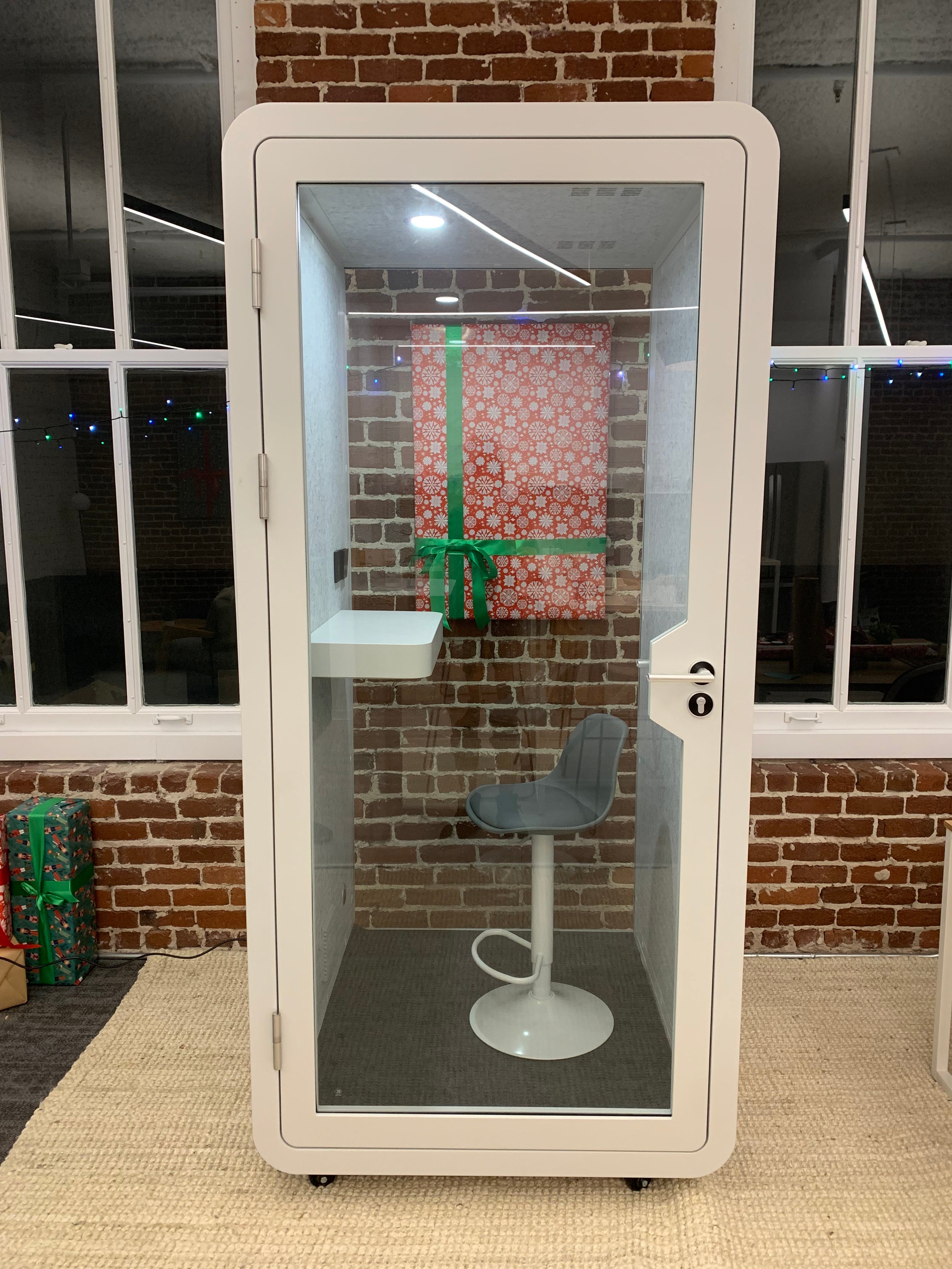 Soundproof office booth meeting pod